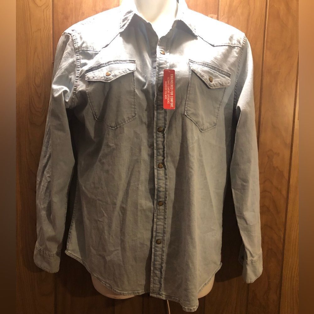 Wrangler women’s stretch jean shirt. Front snap closure. Size large. Light wash